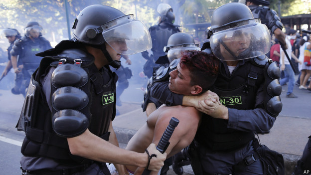 Registros publicados nas redes sociais mostram a repressão policial durante a manifestação/Foto: AP